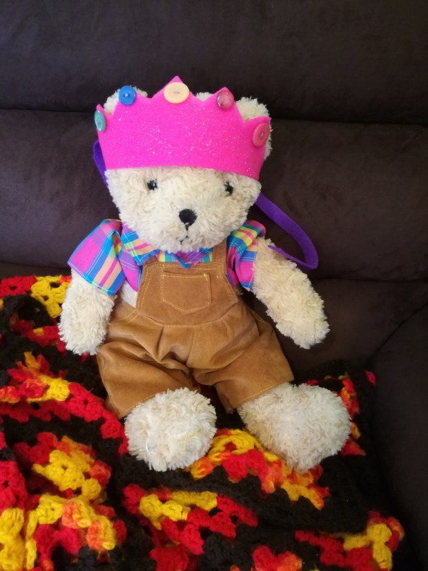 Easy sewing projects - making a felt crown or tiara!